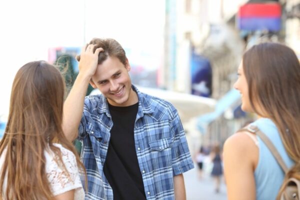 Cum stii cand flirteaza cu tine