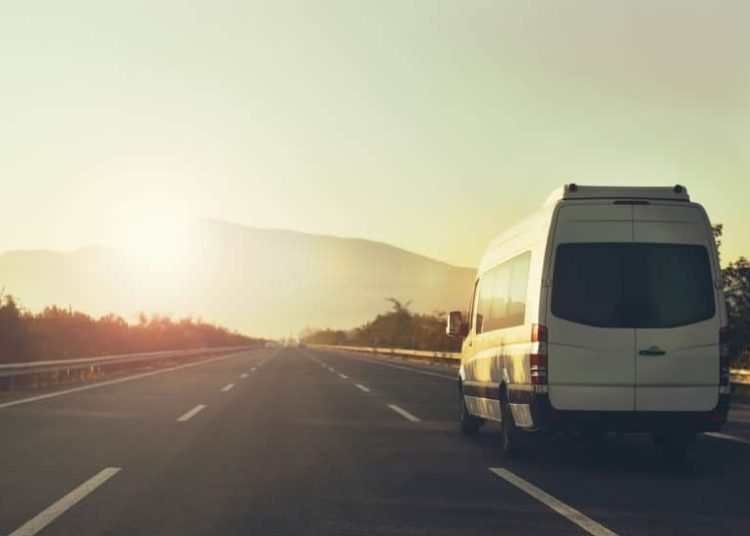 Inchiriatul unui microbuz reduce considerabil costul de transport