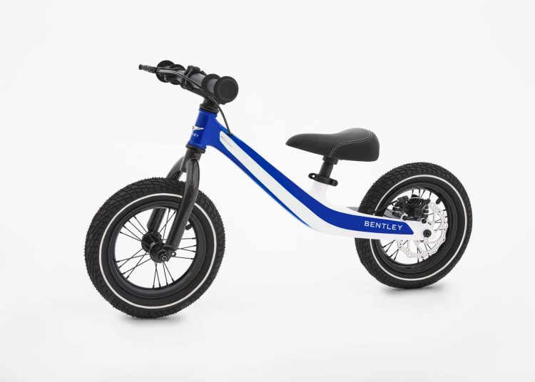 Copiii pot invata mersul pe bicicleta folosind o bicicleta de echilibru fara pedale