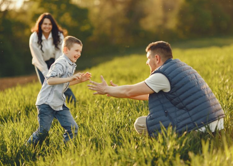 Cum să creezi un mediu de creștere empatic și încurajator, prin parenting pozitiv