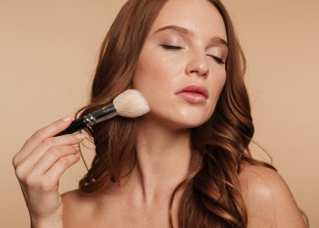 Tehnici de contouring și iluminare pentru un machiaj de impact