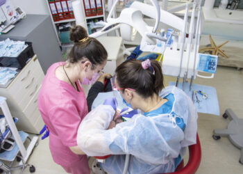 Implanturi dentare personalizate: tehnologie de vârf