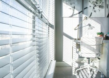 Textil versus aluminiu: care sunt cele mai potrivite jaluzele pentru un birou?