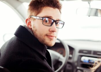 Rolul examenului de vedere în evaluarea medicală pentru permisul auto