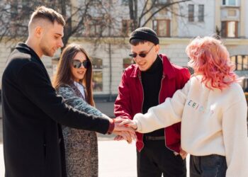 Prieteni noi în oraș nou: ghidul tău pentru a crea conexiuni semnificative