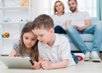 Sfaturi pentru părinți în era digitală: controlul timpului petrecut pe ecrane