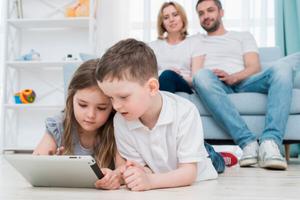 Sfaturi pentru părinți în era digitală: controlul timpului petrecut pe ecrane