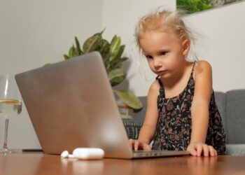 Protejează-ți copilul: 6 consecințe ale agresiunii online pe care nu le poți ignora