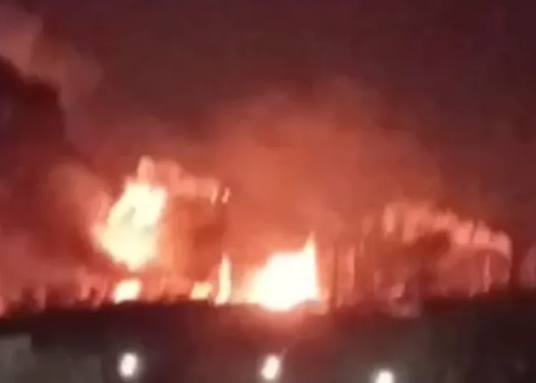 Atac ucrainean cu drone asupra unei rafinării din Rusia. Incendiu puternic la sud de Moscova