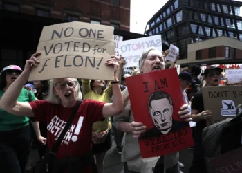 Proteste în fața showroom-urilor Tesla din Europa, SUA și Australia. Manifestanții i-au îndemnat pe oameni să-și vândă mașinile și acțiunile Tesla