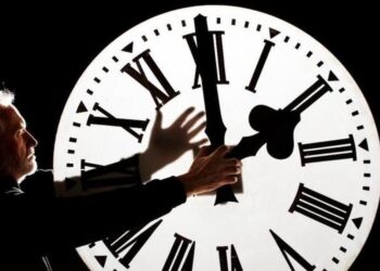 România trece în această noapte la ora de vară