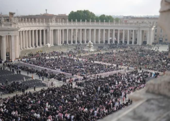 Funeraliile Papei Francisc. Mii de oameni s-au adunat în Piața Sfântul Petru / Trump, Zelenski și Bolojan, printre șefii de stat care participă la ceremonii
