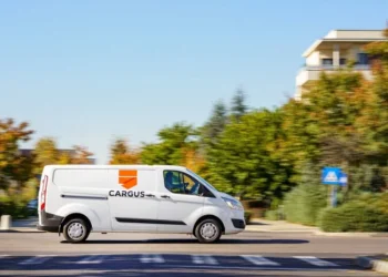 Una dintre cele mai mari firme de curierat din România, aproape de vânzare: Negocierile sunt în fază avansată
