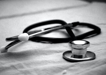 Medici plasaţi sub control judiciar pentru luare de mită în formă continuată