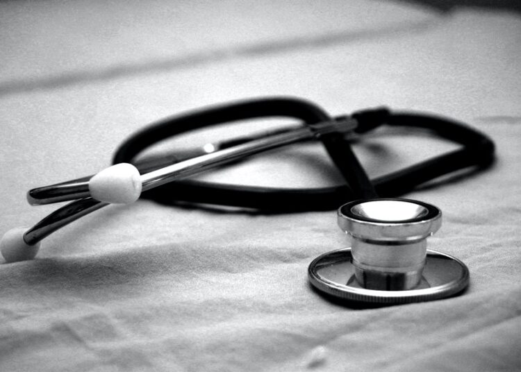 Medici plasaţi sub control judiciar pentru luare de mită în formă continuată