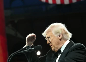 Donald Trump râde de țările care încearcă să negocieze cu el taxele vamale: „Mă pupă în fund” / Ce a spus despre UE
