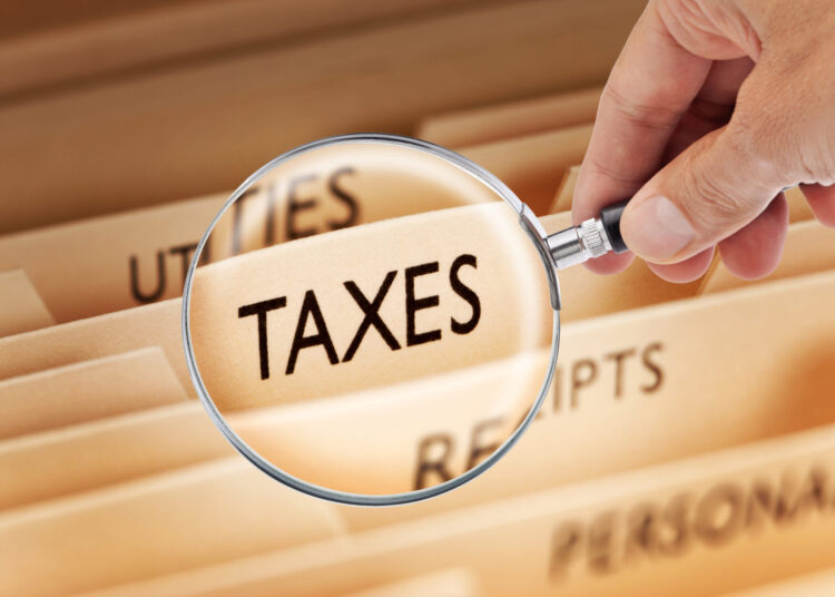 Taxe care intră în vigoare de sâmbătă, 5 aprilie. Se schimbă regulile comerțului