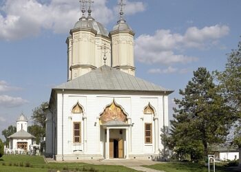 Mănăstirea Pasărea: 200 de ani de legendă și realitate. Starețul, pasărea călătoare, stejarul bătrân și obiceiul cununiilor