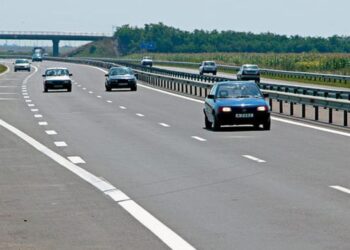 Deputaţii au votat ca reducerea perioadei de suspendare a permisului să fie condiţionată de plata amenzii