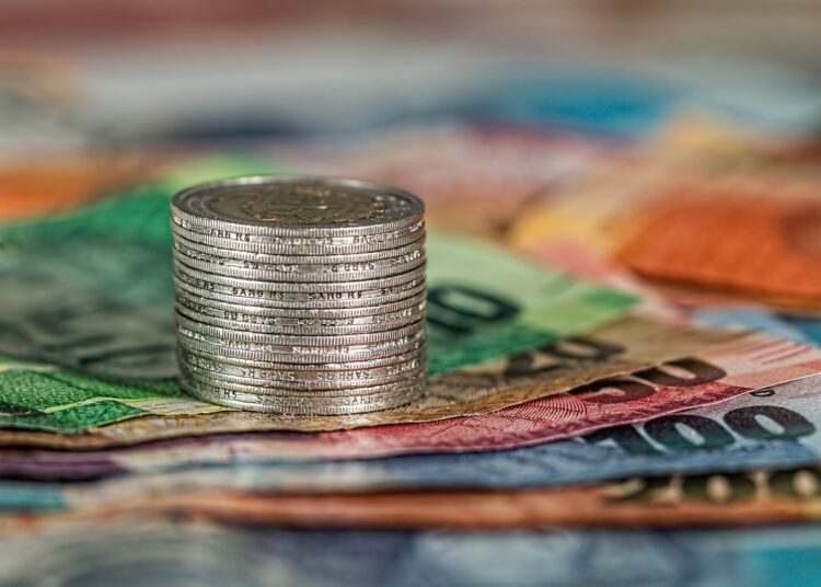 Alertă financiară! Populația, sfătuită să-și păstreze economiile cash