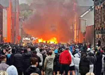 A treia seară de proteste în Irlanda de Nord. Poliția antirevoltă, atacată cu cocktailuri Molotov