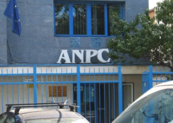 ANPC, control la Plaza România după ce o porţiune din tavan s-a desprins