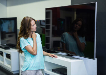 Televizoare OLED vs QLED – care este alegerea potrivită în 2025