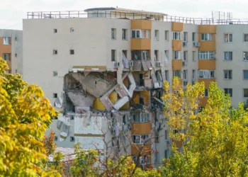 Explozie puternică într-un bloc din București. Două etaje, spulberate / Trei morți și 14 răniți / Locatarii au semnalat scurgeri de gaz. Distrigaz spune că a oprit gazul, dar a găsit sigiliul rupt