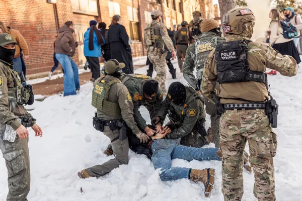 Toate școlile din Minneapolis și-au anulat cursurile în urma acțiunilor ICE. Federalii au descins la un liceu unde învățau hispanici