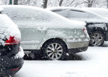 Cod roșu de ninsoare și mesaj Ro-Alert în București și Ilfov: Strat de zăpadă de până la 50 cm. Autostrăzi închise, zboruri anulate