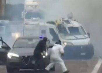 Jaf armat pe o șosea din Italia. Atacatorii au blocat drumul și au aruncat în aer o dubă de transport valori