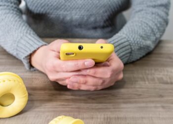 5 greșeli care îți supraîncarcă memoria telefonului zilnic