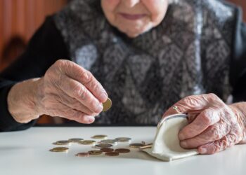 Pensiile din aprilie vor fi plătite mai devreme, înainte de Paște. Când intră banii pe card și până când ajung prin Poștă