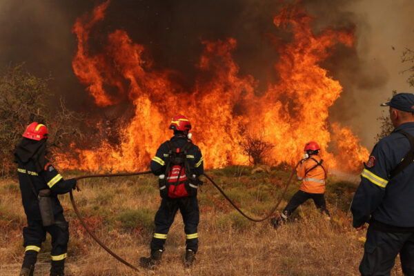 Alertă maximă în Grecia: Incendii lângă Atena și evacuări de urgență