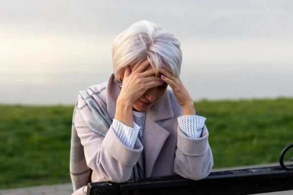 Pensionară păcălită cu 50.000 de lei de un fals „curier” al unei bănci