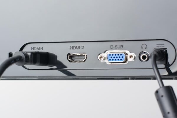 Monitor folosit și ca televizor: ce conexiuni și funcții îți trebuie