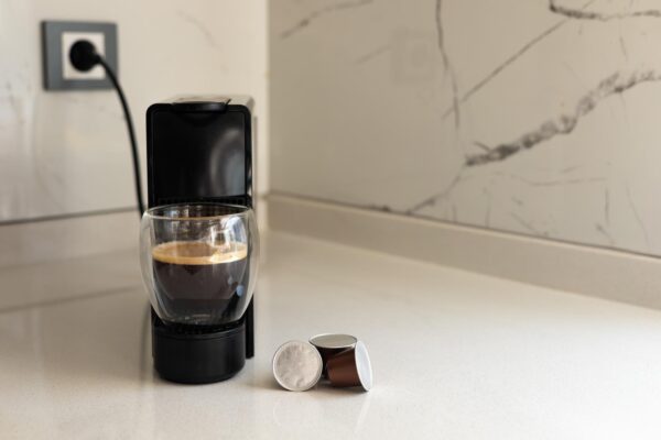 Espressor compact: ce compromisuri faci când alegi un aparat pentru o bucătărie mică