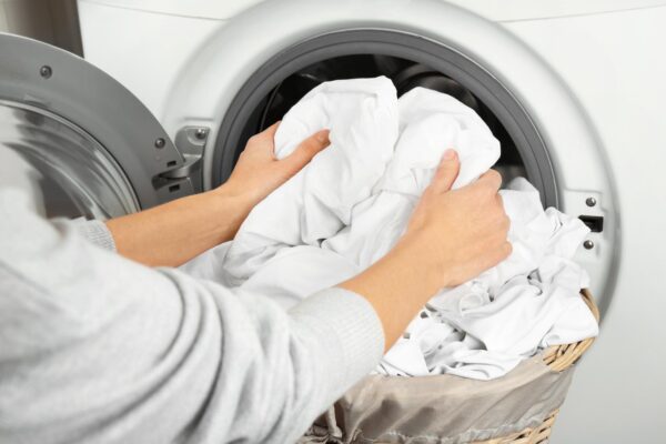 Mașina de spălat lasă hainele foarte șifonate: ce programe și obiceiuri verifici