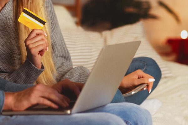 Cum îți stabilești o limită pentru cumpărăturile online fără să renunți la tot