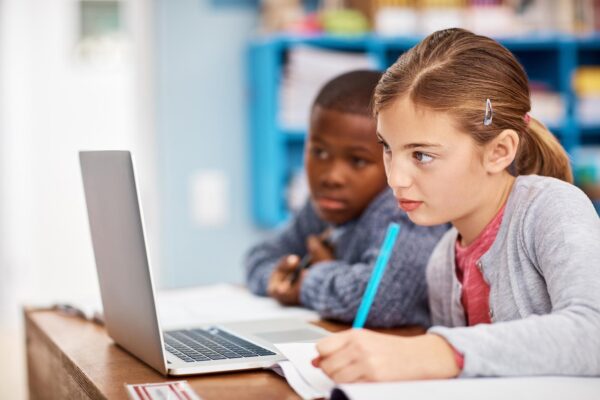 Cum alegi un laptop pentru elevi și studenți