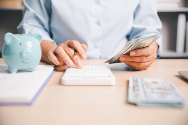 Metoda plicurilor pentru bani: cum o adaptezi dacă plătești mai ales cu cardul