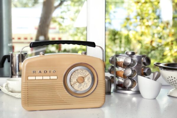 Cum alegi un radio pentru bucătărie dacă vrei comenzi simple și sunet clar