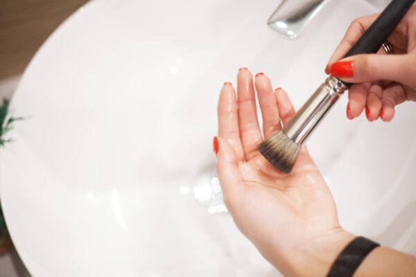 Cum cureți pensulele și burețeii de machiaj fără să le deteriorezi