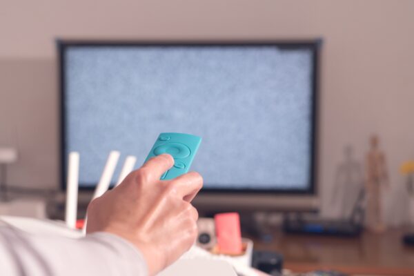 Televizorul pornește singur: ce setări și dispozitive conectate merită verificate